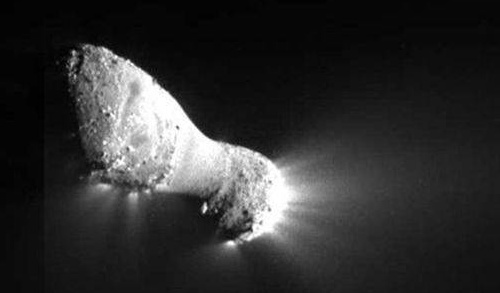 NASA zondo pasimatymas su kometa pateikė staigmenų