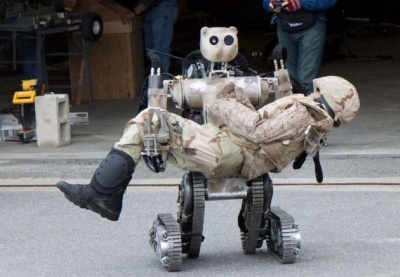 Sužeistus amerikiečių karius iš mūšio lauko išneš robotai