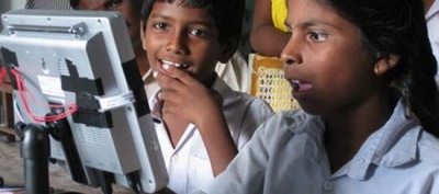 Indijos mokiniai testuoja saulės energiją naudojančius stalinius personalinius kompiuterius