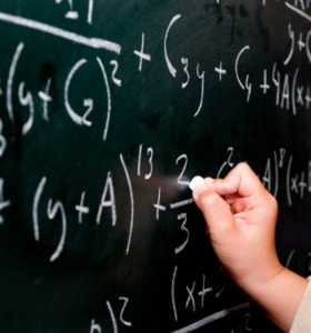 Paauglės merginos vaikinus lenkia jau ir matematikoje