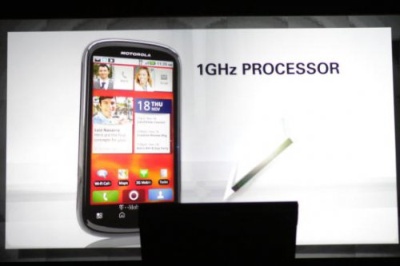 „Motorola“ pristatė „Cliq 2“ – pirmąjį pigų telefoną su 1 GHz sparta