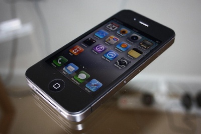 Amerikiečiai galės naudoti patobulintą „iPhone 4“ be ryšio bėdų