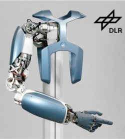 Robotizuota ranka DLR atlaiko triuškinančius smūgius