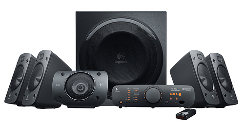 „Logitech“ Z906 erdvinio garso kolonėlės perteikia kino teatro potyrius „Logitech“ Z906 erdvinio garso kolonėlės perteikia kino teatro potyrius