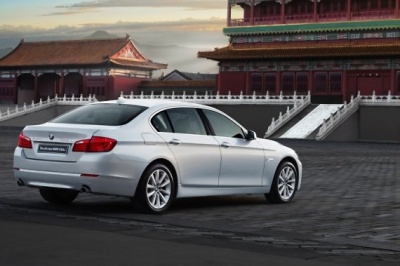 BMW kinams pristatys 5-os serijos elektrinį hibridą BMW kinams pristatys 5-os serijos elektrinį hibridą