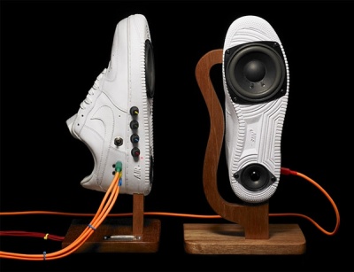 NIKE sportbačiai pavirto garso kolonėlėmis NIKE sportbačiai pavirto garso kolonėlėmis