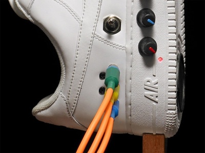 NIKE sportbačiai pavirto garso kolonėlėmis NIKE sportbačiai pavirto garso kolonėlėmis