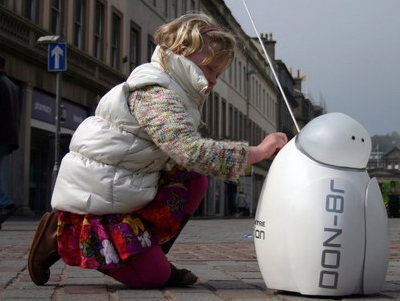 Škotijoje aukoti prašo ne tik žmonės, bet ir robotai
