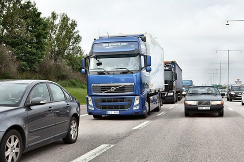 Dėl naujos „Volvo Trucks“ pagalbinės sistemos spūstyse taps saugiau