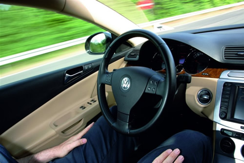 „Volkswagen“ pristatė pusiau automatinio vairavimo sistemą