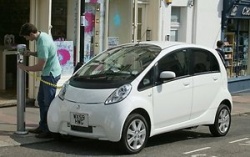 Estai dvejoja dėl nemokamų elektromobilių naudos