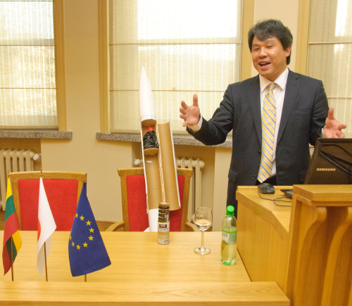 Japonai kviečia Lietuvos mokslininkus kartu kurti dirbtinius Žemės palydovus
