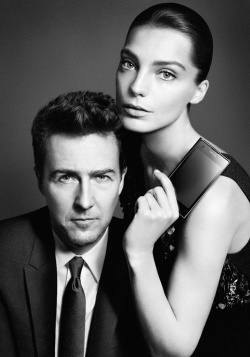 Naująjį „Prada“ telefoną pristatys Edvardas Nortonas ir Daria Werbowy