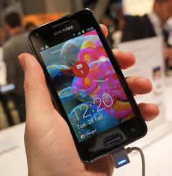 „Samsung“ neketina kurti 3D telefonų