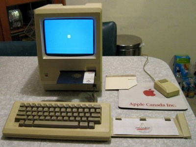 „Apple Macintosh 128k“ su 5,25“ diskasukiu parduodamas „eBay“ „Apple Macintosh 128k“ su 5,25“ diskasukiu parduodamas „eBay“