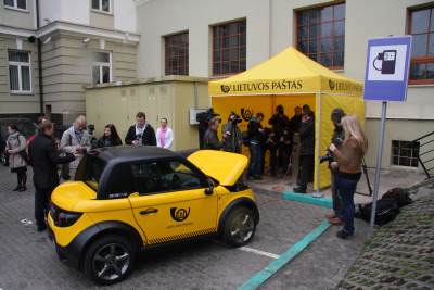 Lietuvos pašto darbuotojai persėdo į elektromobilį Lietuvos pašto darbuotojai persėdo į elektromobilį