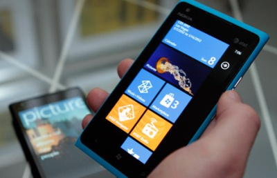 „Nokia“ išsprendė problemą su violetiniu „Lumia 900“ ekranu „Nokia“ išsprendė problemą su violetiniu „Lumia 900“ ekranu