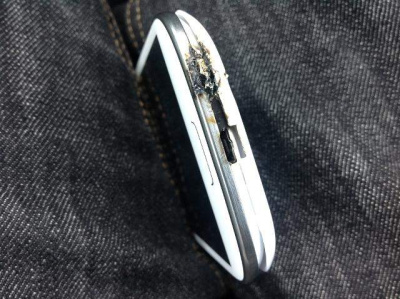 „Samsung Galaxy S III“ užsidegė ir išlydė savo korpusą „Samsung Galaxy S III“ užsidegė ir išlydė savo korpusą