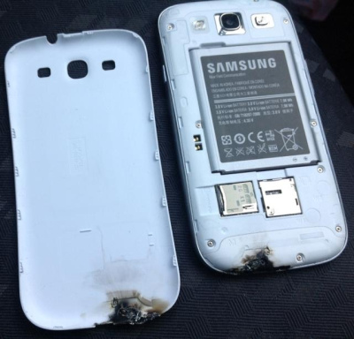 „Samsung Galaxy S III“ užsidegė ir išlydė savo korpusą „Samsung Galaxy S III“ užsidegė ir išlydė savo korpusą