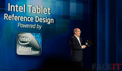 Etaloninio „Intel Medfield“ planšetinio kompiuterio pristatymas CES 2012 (anandtech.com nuotrauka) Etaloninio „Intel Medfield“ planšetinio kompiuterio pristatymas CES 2012 (anandtech.com nuotrauka)