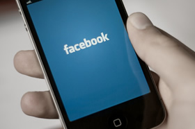 Markas Zuckerbergas pareiškė, jog „Facebook“ kol kas neketina išleisti savo išmaniojo telefono Markas Zuckerbergas pareiškė, jog „Facebook“ kol kas neketina išleisti savo išmaniojo telefono