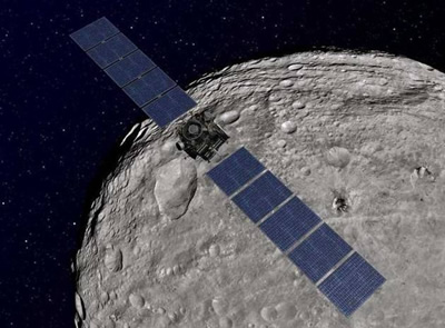 Kosminis zondas „Dawn“ ir asteroidas Vesta (NASA nuotr.) Kosminis zondas „Dawn“ ir asteroidas Vesta (NASA nuotr.)