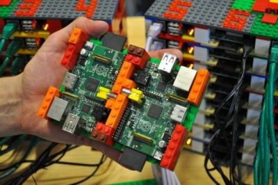 Superkompiuteris iš daugybės „Raspberry Pi“ Superkompiuteris iš daugybės „Raspberry Pi“