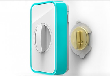 „Lockitron“ – telefonu valdomas durų užraktas „Lockitron“ – telefonu valdomas durų užraktas