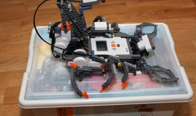 Mokiniai mokėsi kurti, programuoti ir valdyti robotus Mokiniai mokėsi kurti, programuoti ir valdyti robotus
