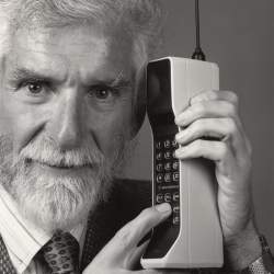 Mobiliojo telefono išradėjas Martinas Cooperis: netrukus telefonus implantuosime po oda