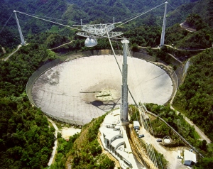 Arecibo teleskopas užfiksavo paslaptingą energingų radijo bangų pliūpsnį