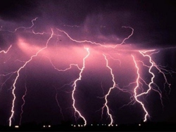 JAV mokslininkai išmoko lazeriais sukelti lietų ir žaibus