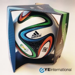 Spėk ir laimėk oficialų pasaulio futbolo čempionato kamuolį „Brazuca“!