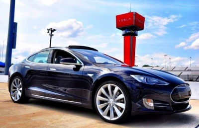 Britų valdininkai persės į elektromobilius „Tesla Model S“