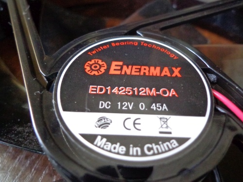 Labai daug blizgučių: „Enermax Revolution XT 730 W“ apžvalga