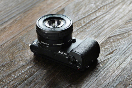 „Sony“ pristato mažiausią fotoaparatą su keičiamu objektyvu pasaulyje