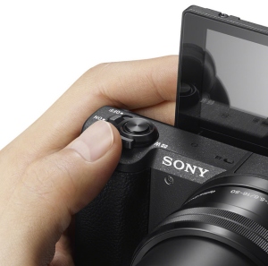 „Sony“ pristato mažiausią fotoaparatą su keičiamu objektyvu pasaulyje