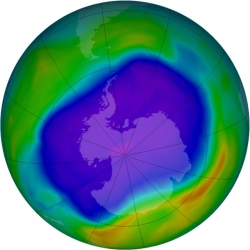 NASA atmosferoje rado netikėtai daug ozoną ardančios medžiagos, kas ją skleidžia – neaišku