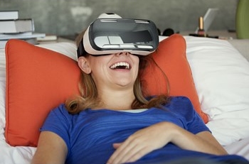 Naršykite po mobilios virtualios realybės pasaulį su „Gear VR“ įrenginiu