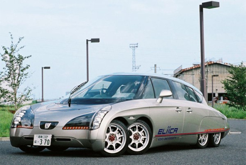 8x8 elektrinis monstras „Eliica“ traukos lenktynėse „užtraukiantis“ ir „Porsche 911 Turbo“