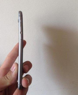„iPhone 6“ pirkėjai skundžiasi, kad telefonai nuo laikymo galinėje kišenėje išsilenkia