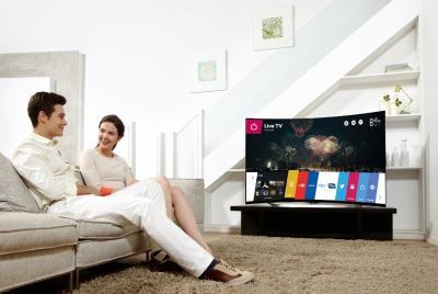 LG Ultra HD televizoriai lenktu ekranu – jau spalį Lietuvoje