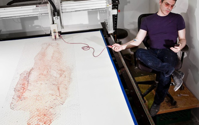 Robotinis spausdintuvas piešia menininko portretą, jo paties krauju