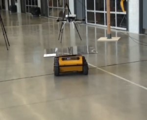 Skraidantys robotai sugebės autonomiškai nusileisti ant judančių transporto priemonių