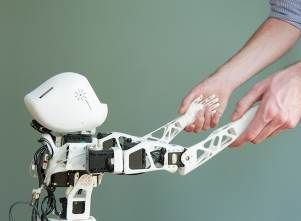 Atvirasis 3D spausdintuvu atspausdintas robotas „Poppy“ turėtų įkvėpti inovacijoms auditorijose