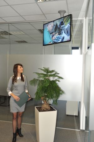 Šiuolaikinių biurų tendencijos: įprastas skelbimų lentas keičia interaktyvūs ekranai