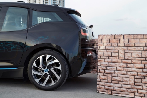 BMW, kuris pats suranda vietą ir prisiparkuoja daugiaaukštėje aikštelėje BMW, kuris pats suranda vietą ir prisiparkuoja daugiaaukštėje aikštelėje