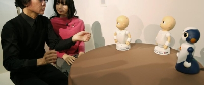 Japonai ruošiasi pardavinėti nesąmones pliurpiančius robotus Japonai ruošiasi pardavinėti nesąmones pliurpiančius robotus