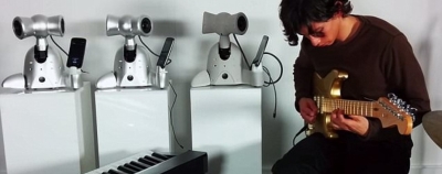 Robotų džiazo grupė atlieka improvizacijas