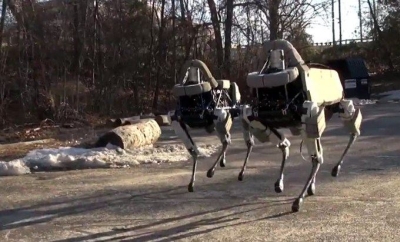 „Boston Dynamics“ parodė be garso judantį keturkojį robotą